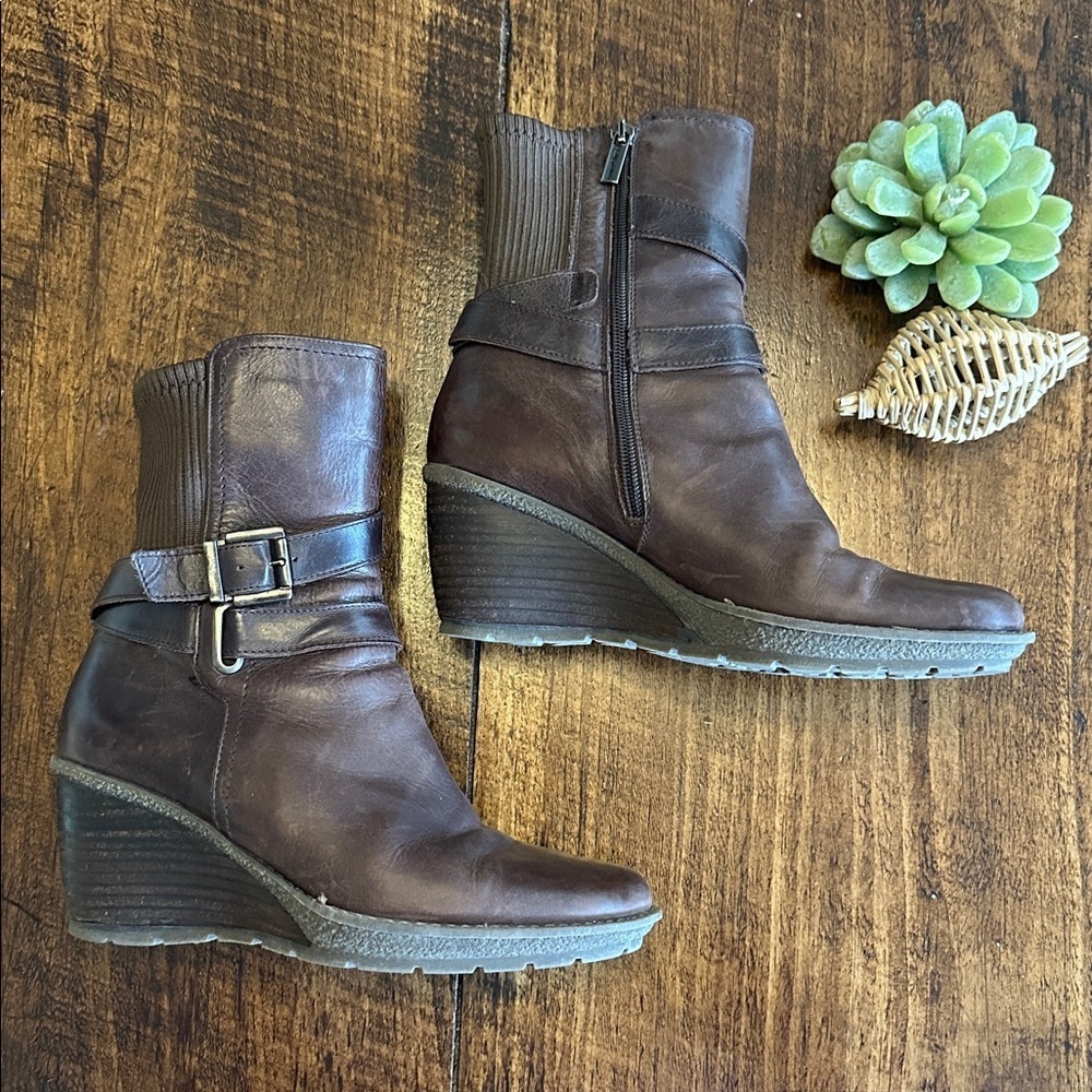 AQUATALIA | Brown Leather Wedge Boot w/Buckle Detail, Size 8M